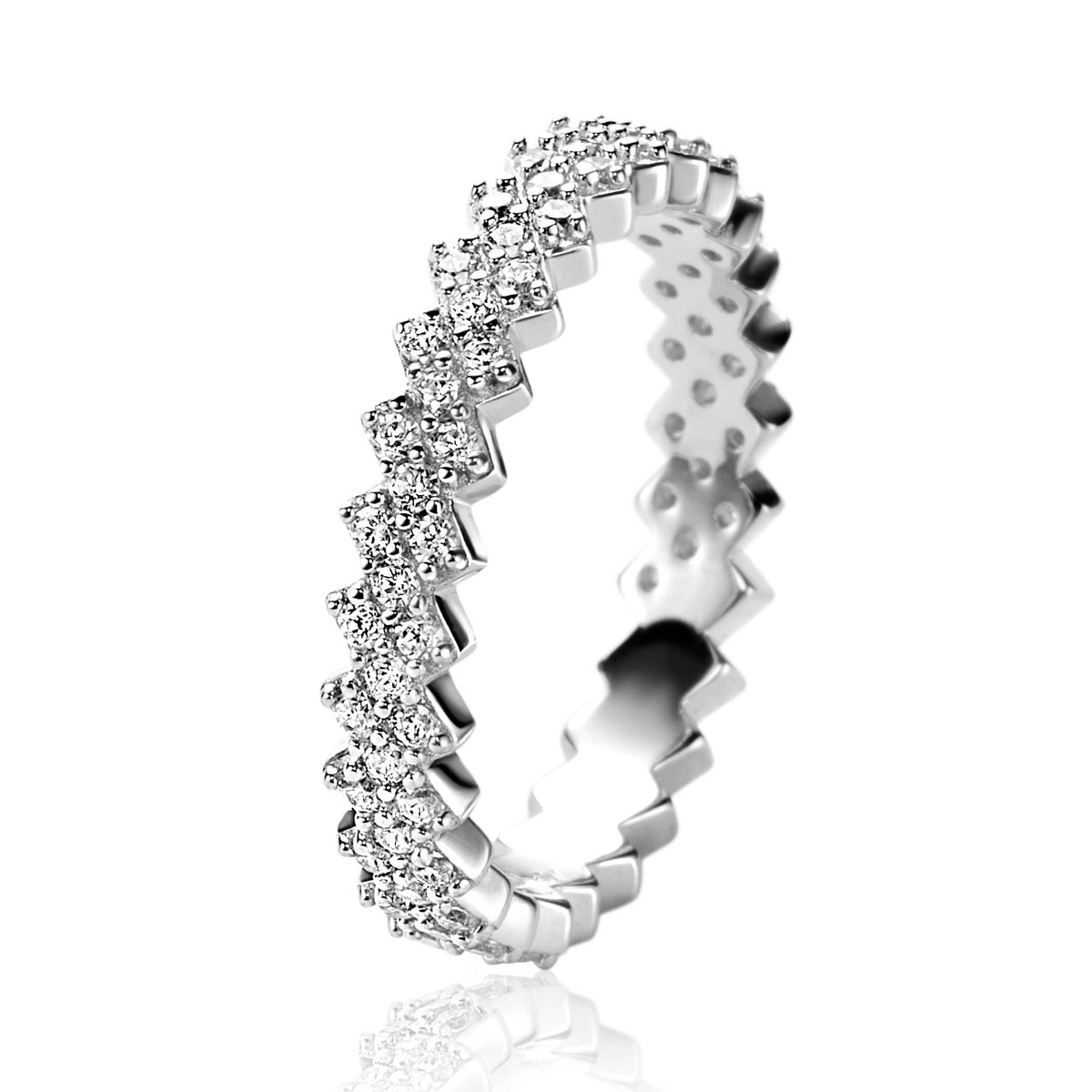 Anillo de plata con detalles en forma de zigzag y piedras brillantes.