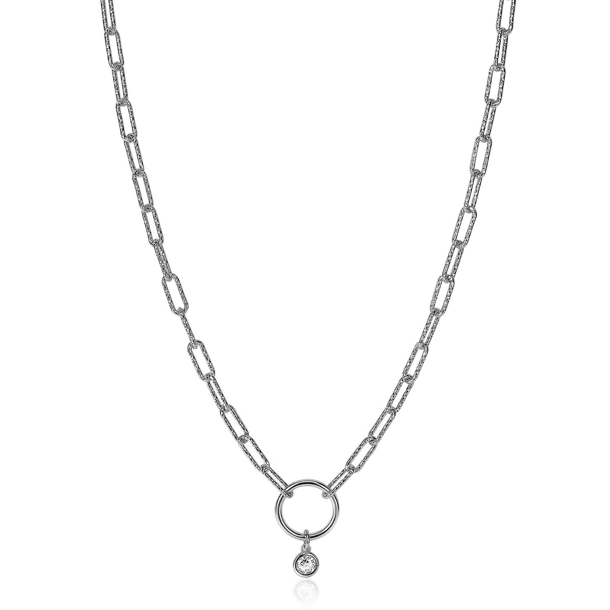 Cadena de plata con eslabones alargados y colgante circular con un pequeño brillante.