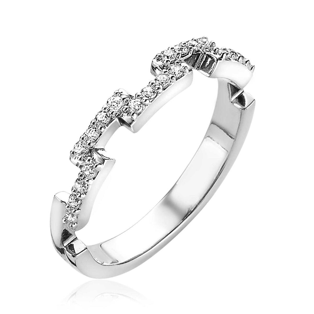 Anillo de plata con detalles en forma de zigzag y piedras brillantes.