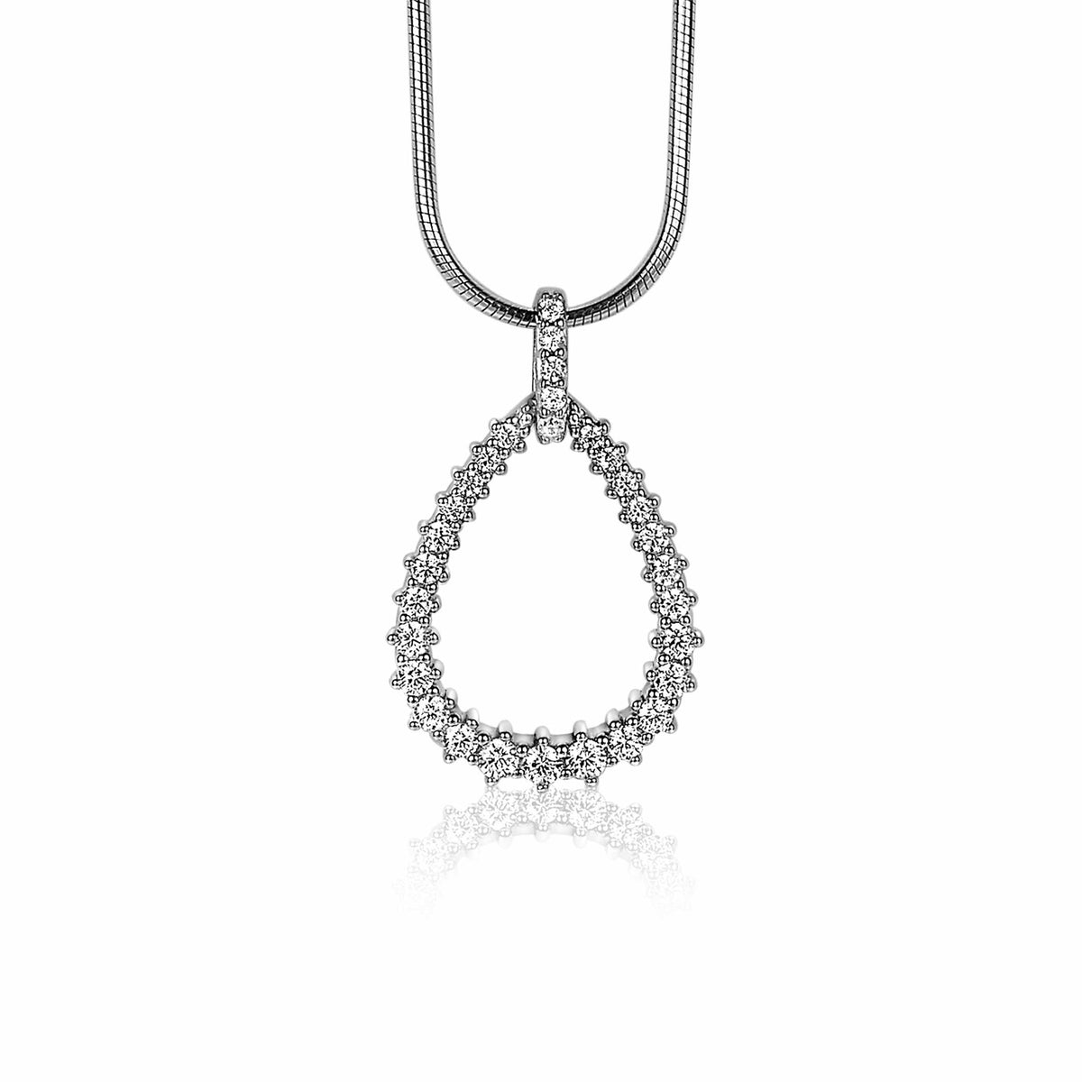 Colgante de plata en forma de gota con piedras brillantes alrededor.