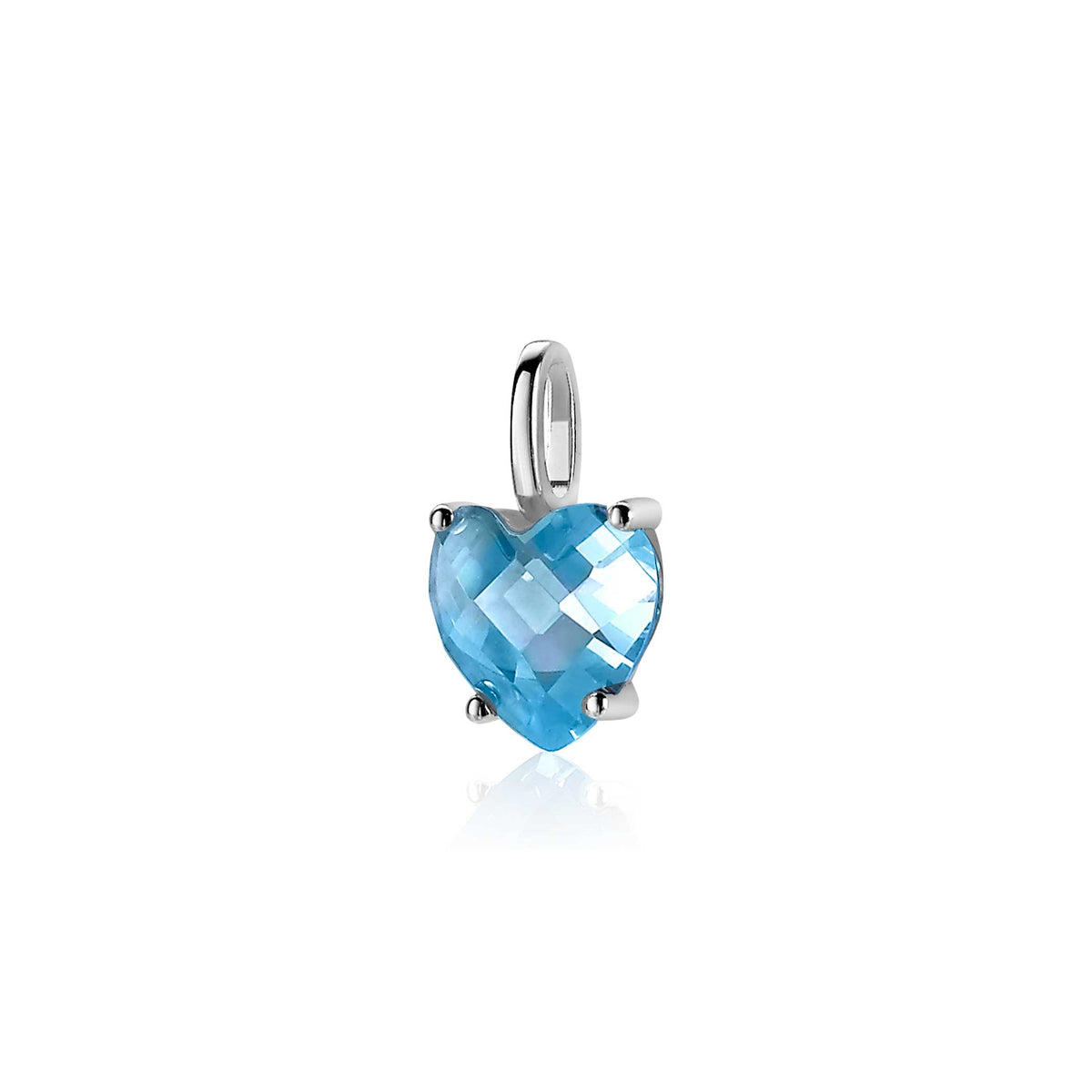 Colgante de plata con forma de corazón y piedra azul facetada.