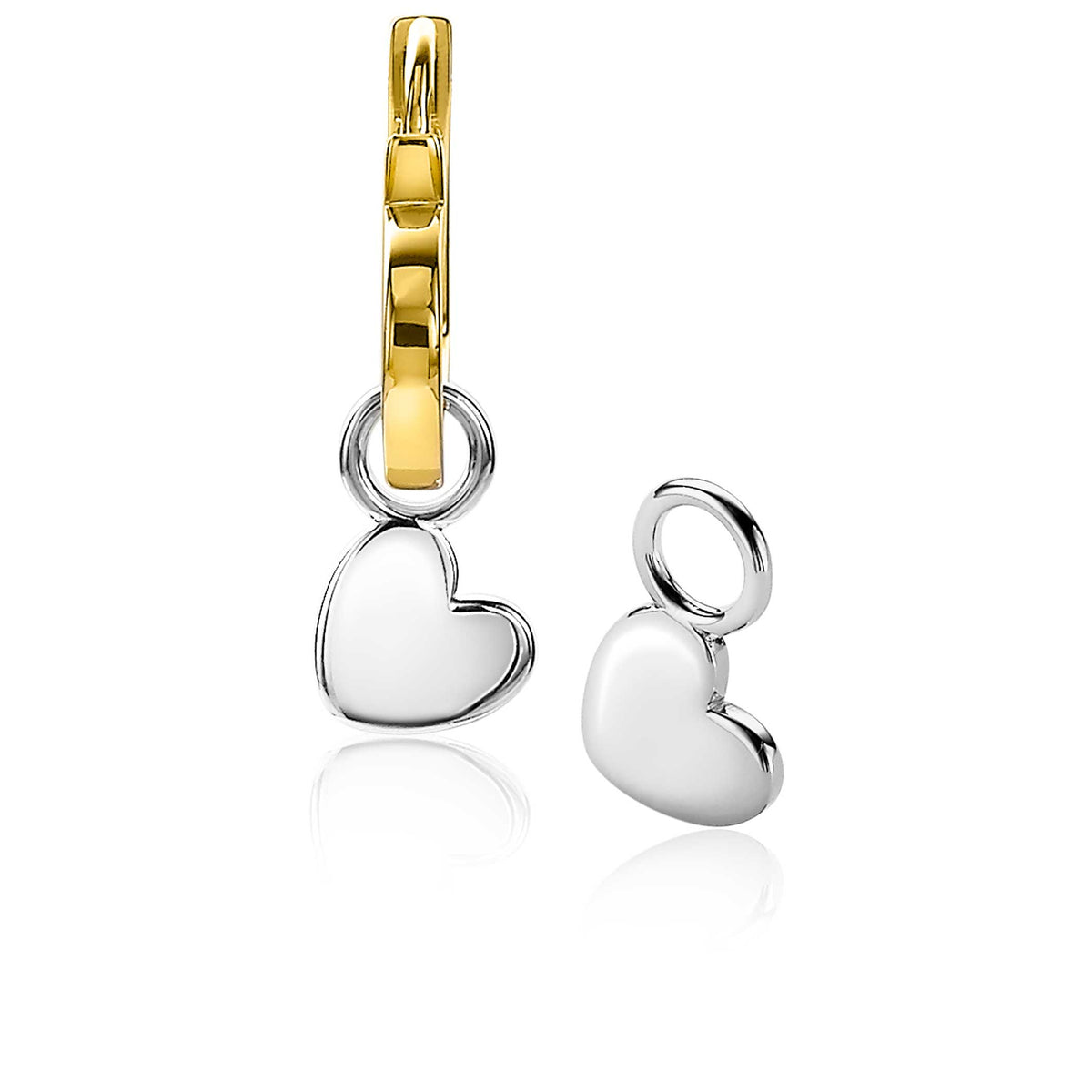 Pendientes de plata con colgante en forma de corazón y cierre dorado.