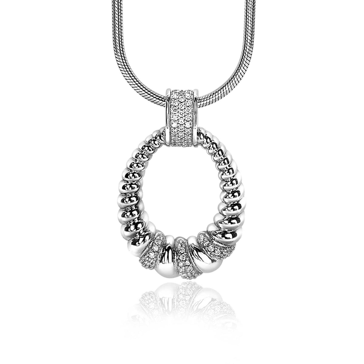 Colgante de plata con diseño ovalado y detalles brillantes en la parte superior.