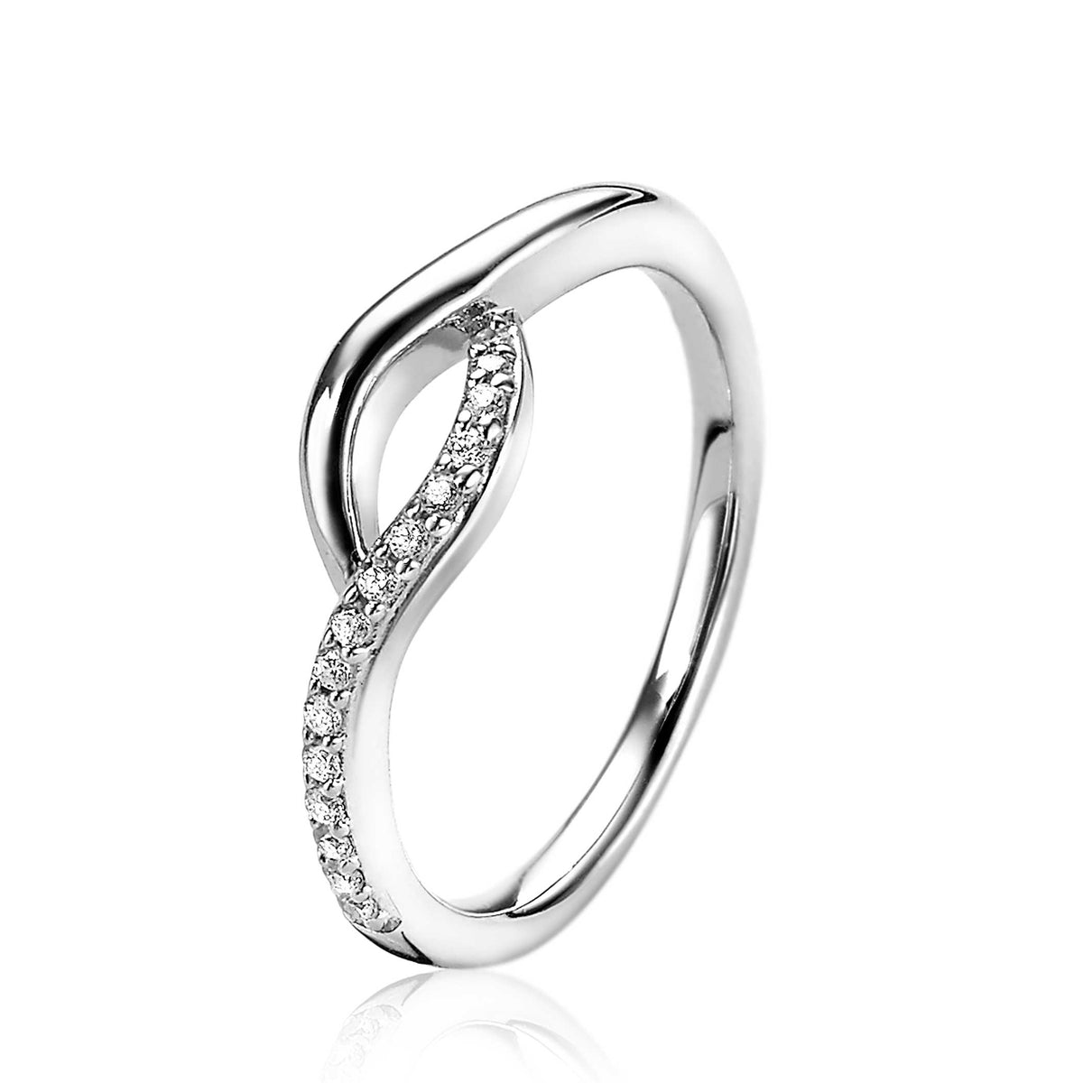 Anillo de plata con diseño entrelazado y piedras brillantes.