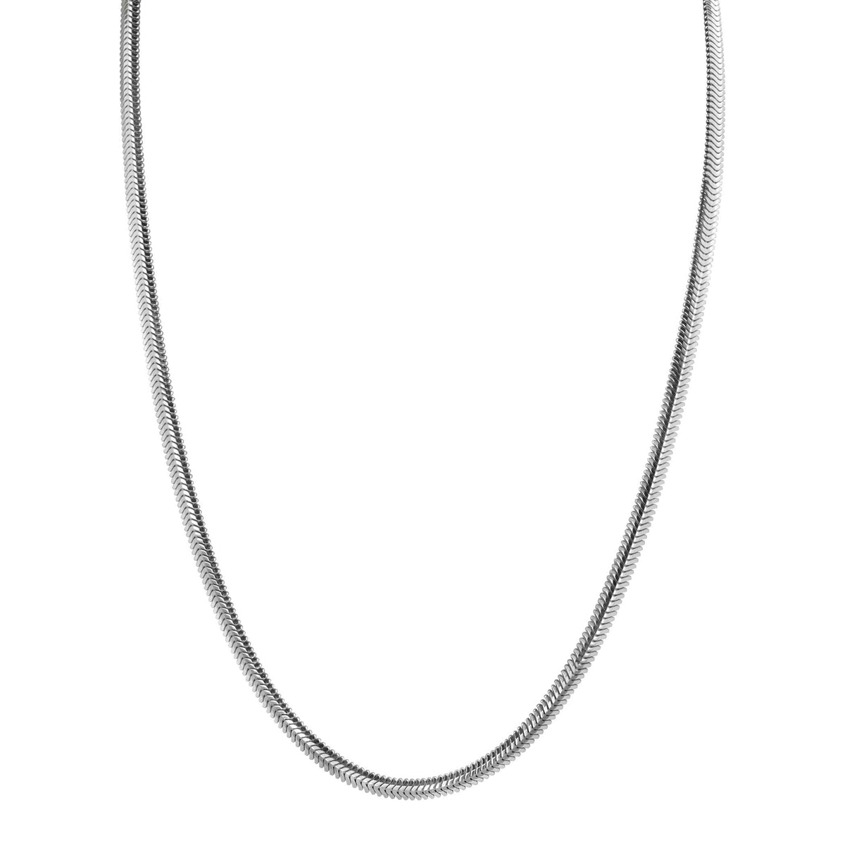cadena de plata con diseño liso y forma ovalada.