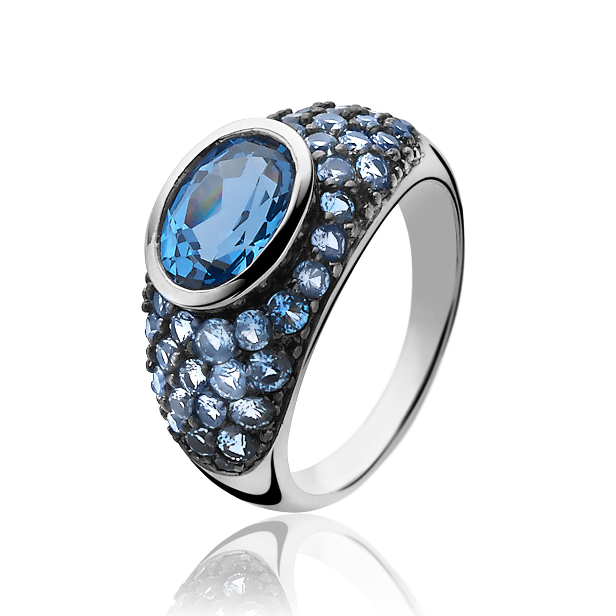 Anillo de plata con piedra azul central y detalles de circonitas azules.