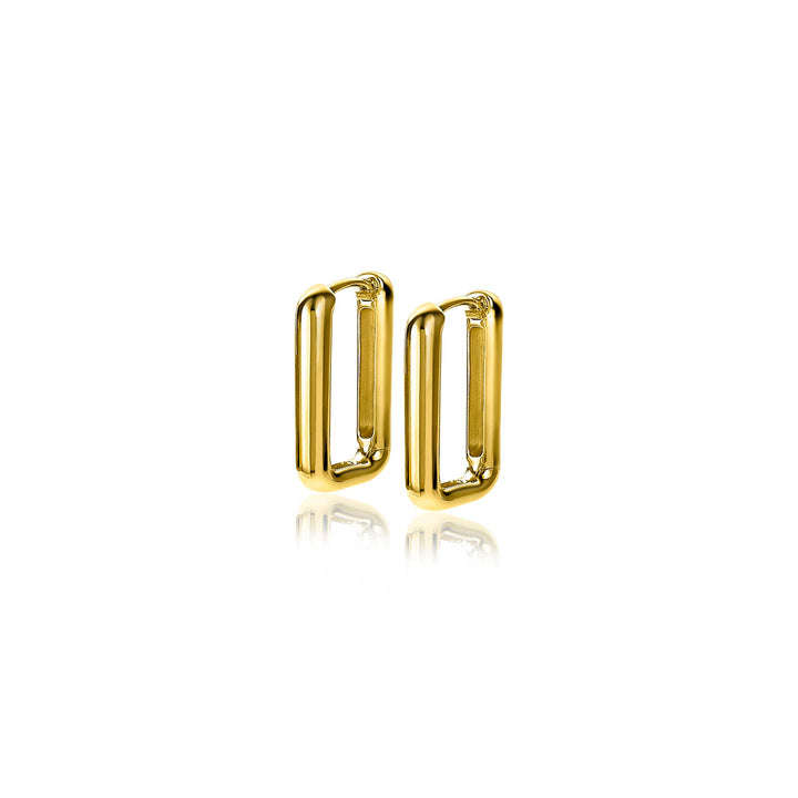 Een paar Zinzi Oorbellen Goud verguld Zio2221 G rechthoekige hoepeloorbellen met gladde, afgeronde hoeken in glanzend goud, 14K goud verguld, staan rechtop op een wit reflecterend oppervlak.