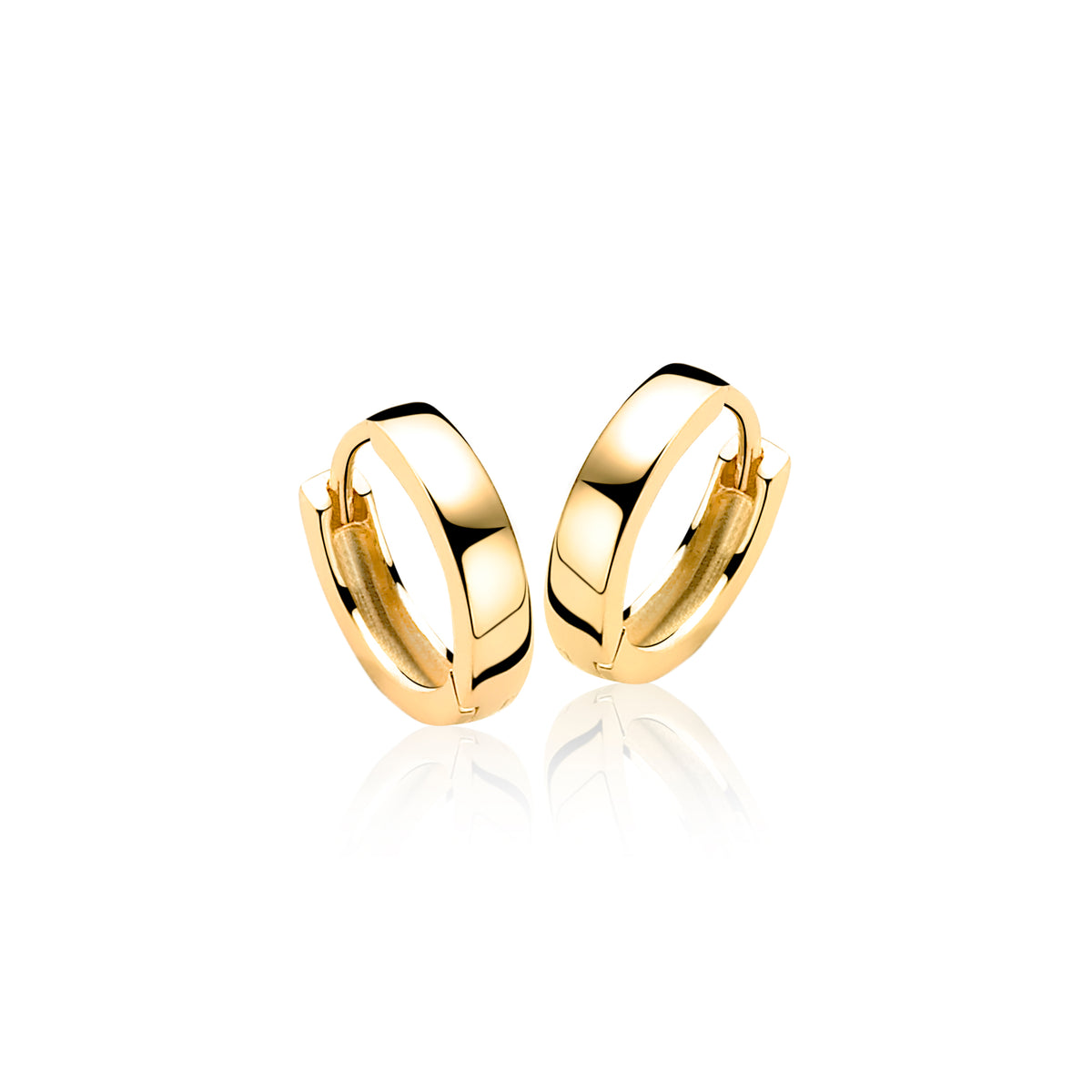 Pendientes de aro dorados con un acabado brillante y diseño moderno.