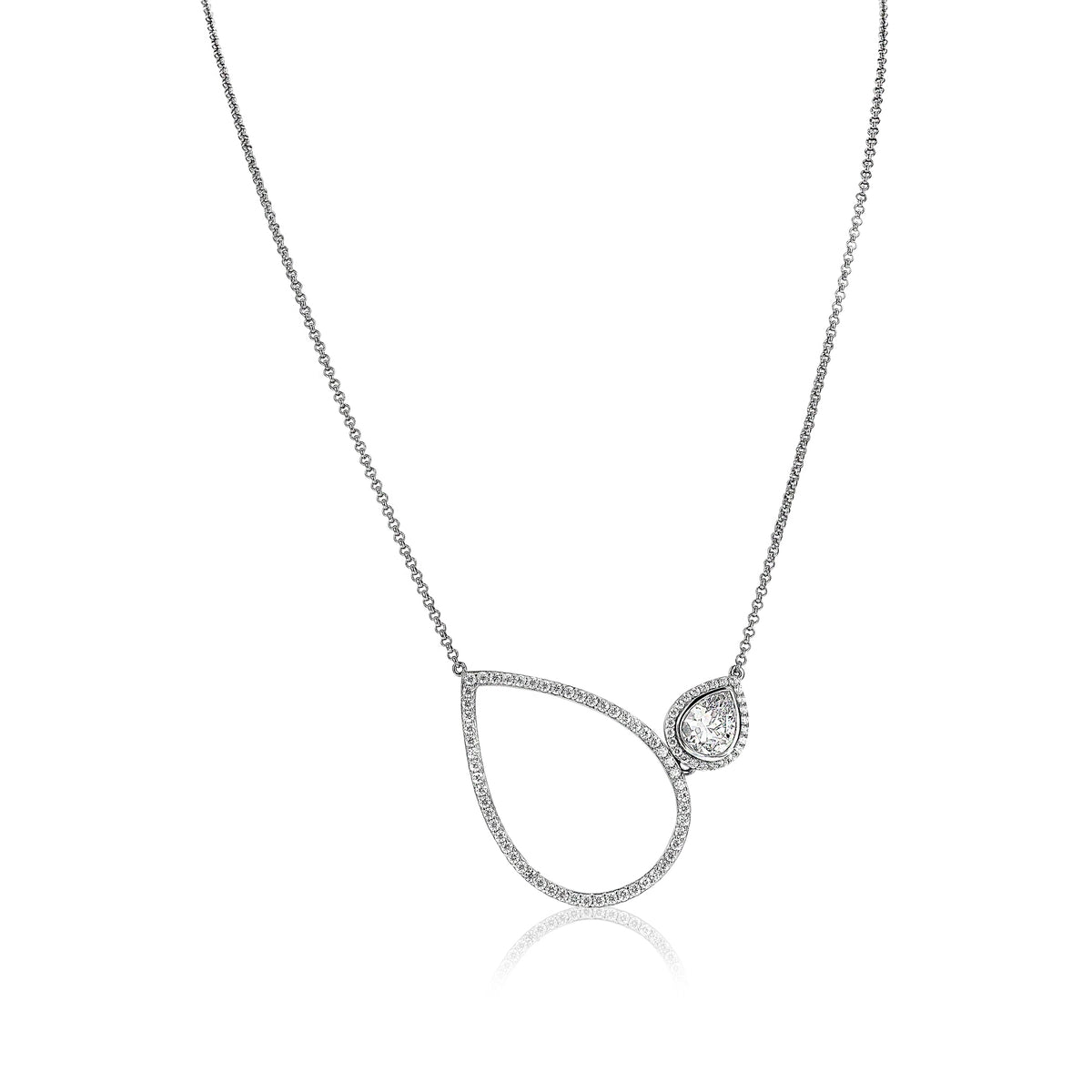 Collar de plata con diseño en forma de gota y detalle brillante.