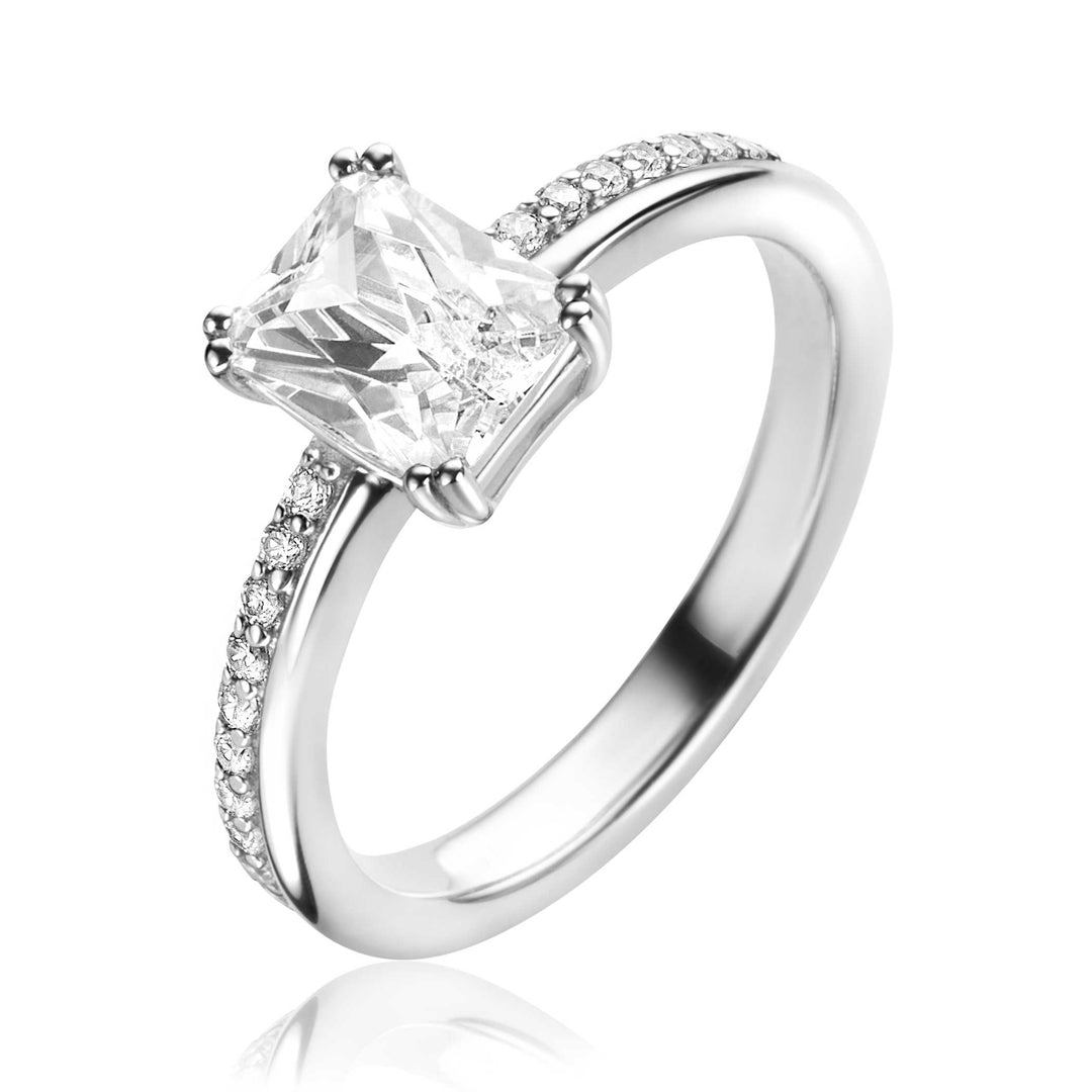De Zinzi Ring Zilver Zir2392 van Zinzi heeft een groot vierkant geslepen wit zirkonia middenstuk met kleine ronde diamanten gezet langs de bovenste helft van de band, afgebeeld tegen een witte achtergrond.