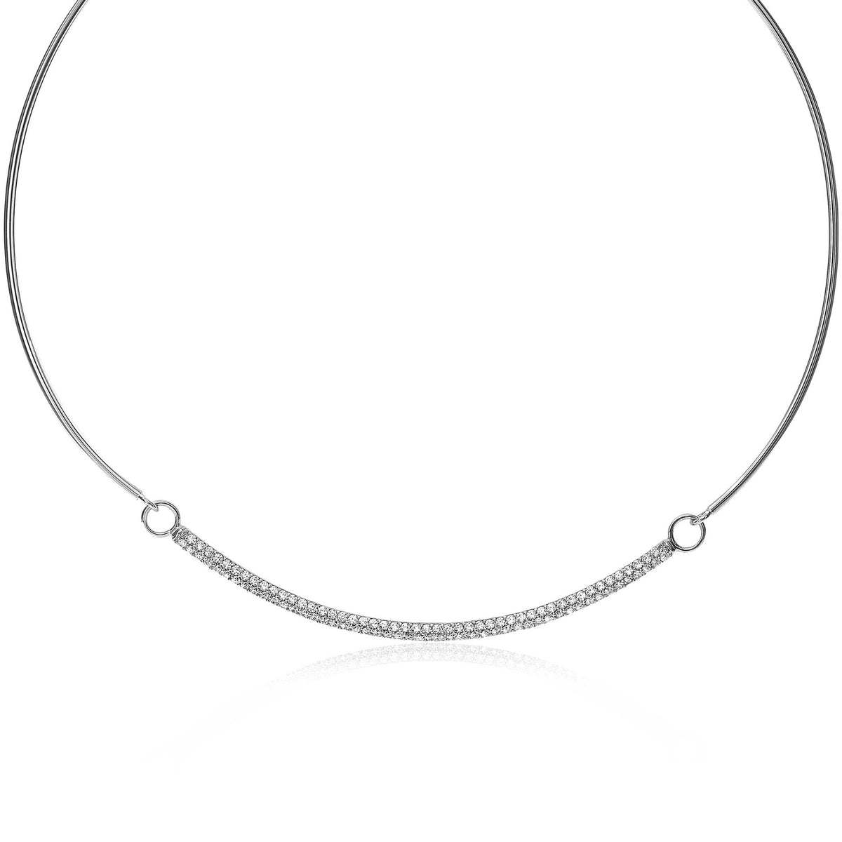 Collar de plata con diseño liso y sección trenzada en el centro.
