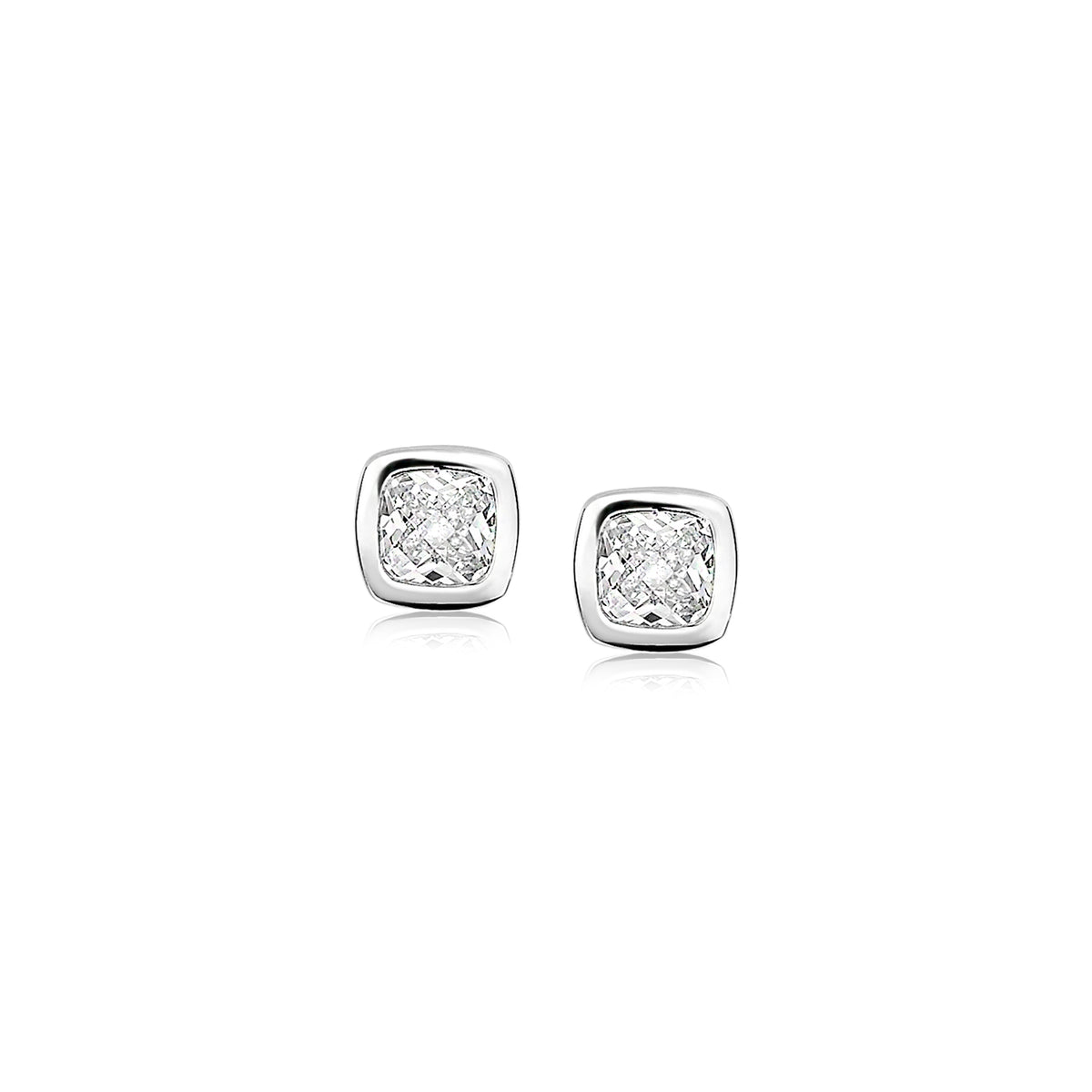 Pendientes de plata con forma cuadrada y detalles brillantes.