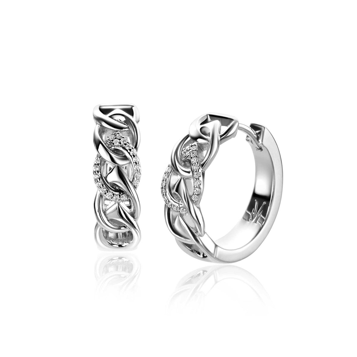 Pendientes de aro plateados con diseño entrelazado y detalles brillantes.