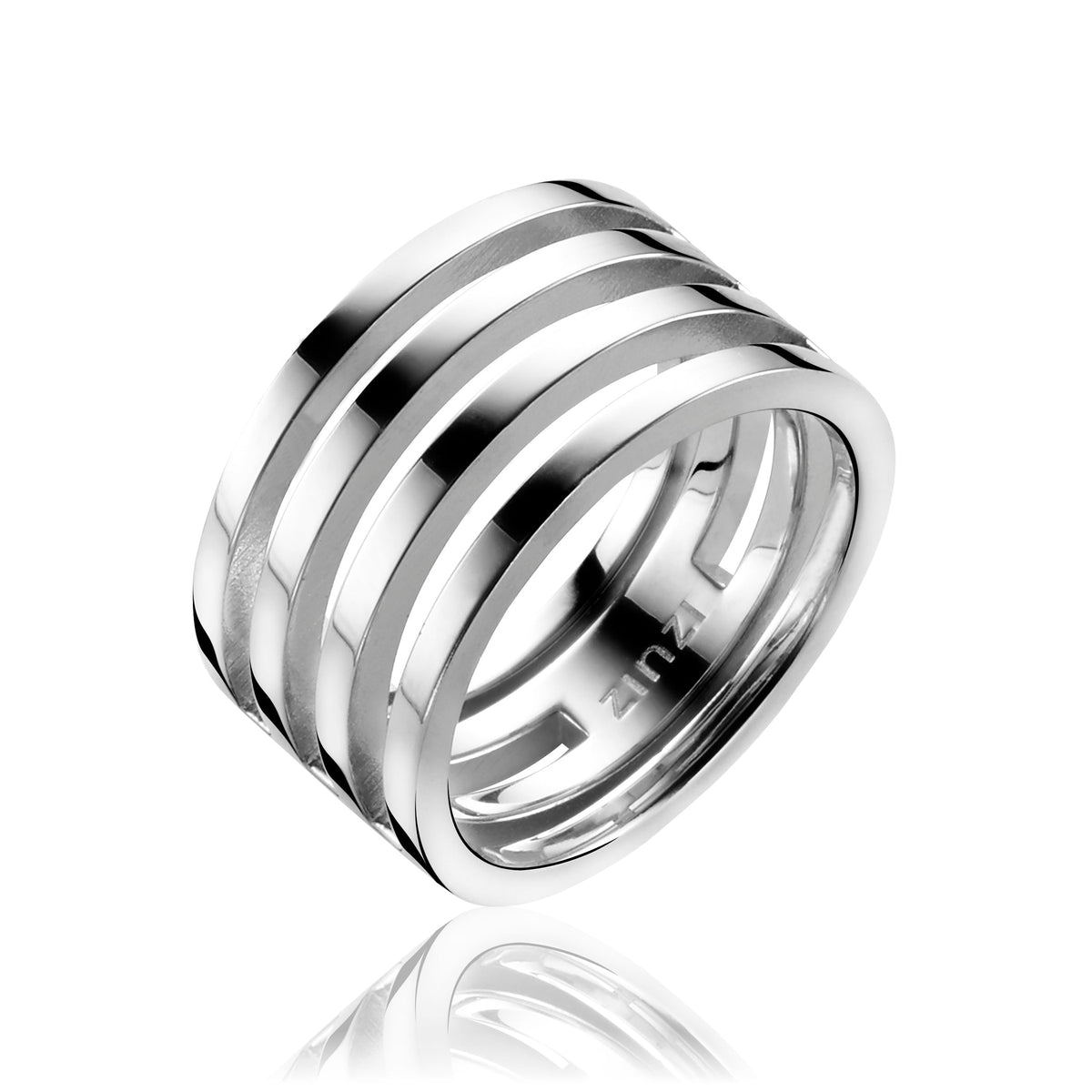 Anillo de plata con diseño de franjas horizontales.