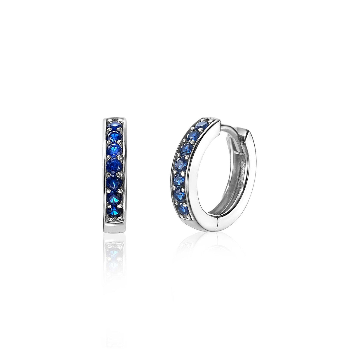 Pendientes de aro plateados con piedras azules brillantes en el centro.