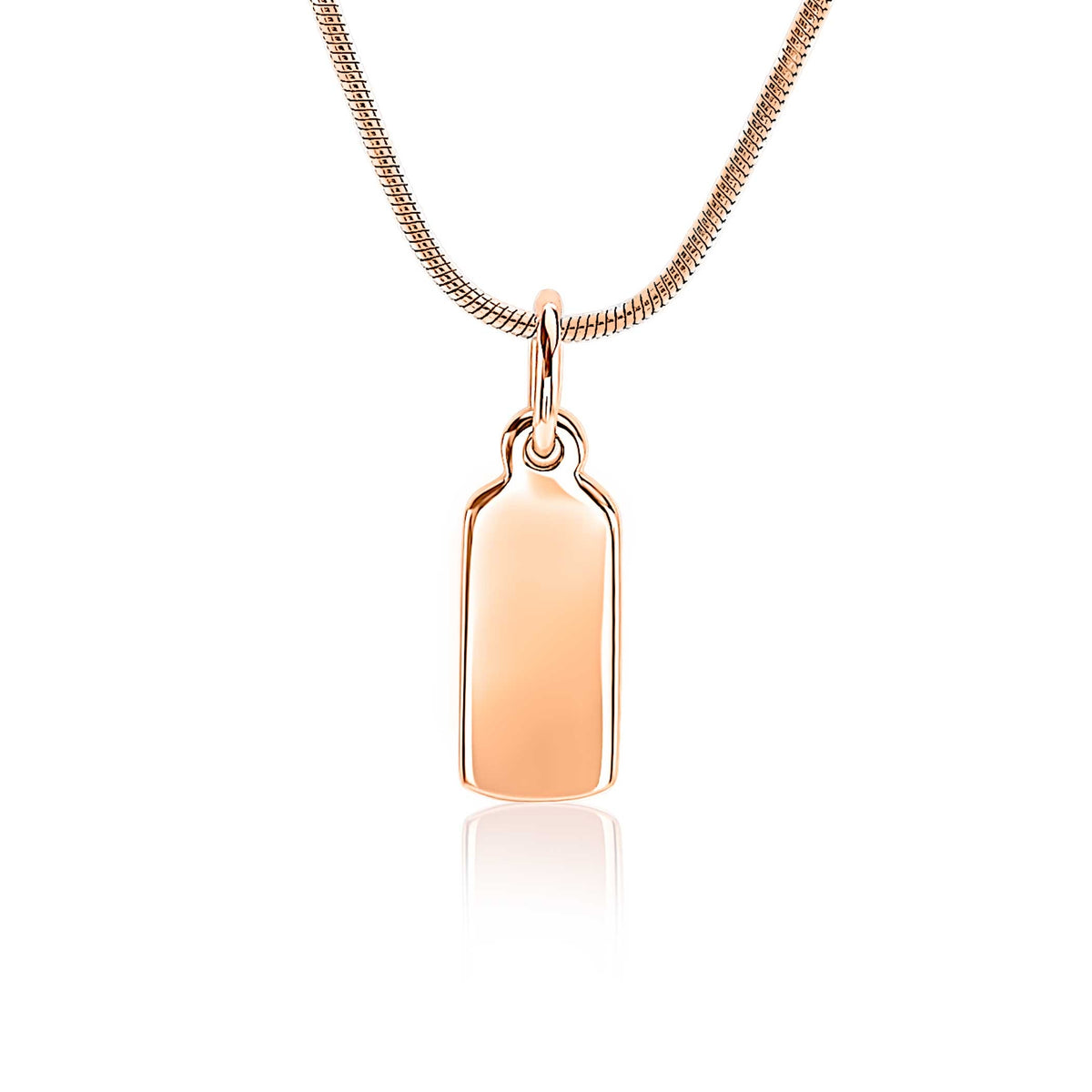 Colgante dorado en forma rectangular con acabado pulido, suspendido de una cadena delgada.