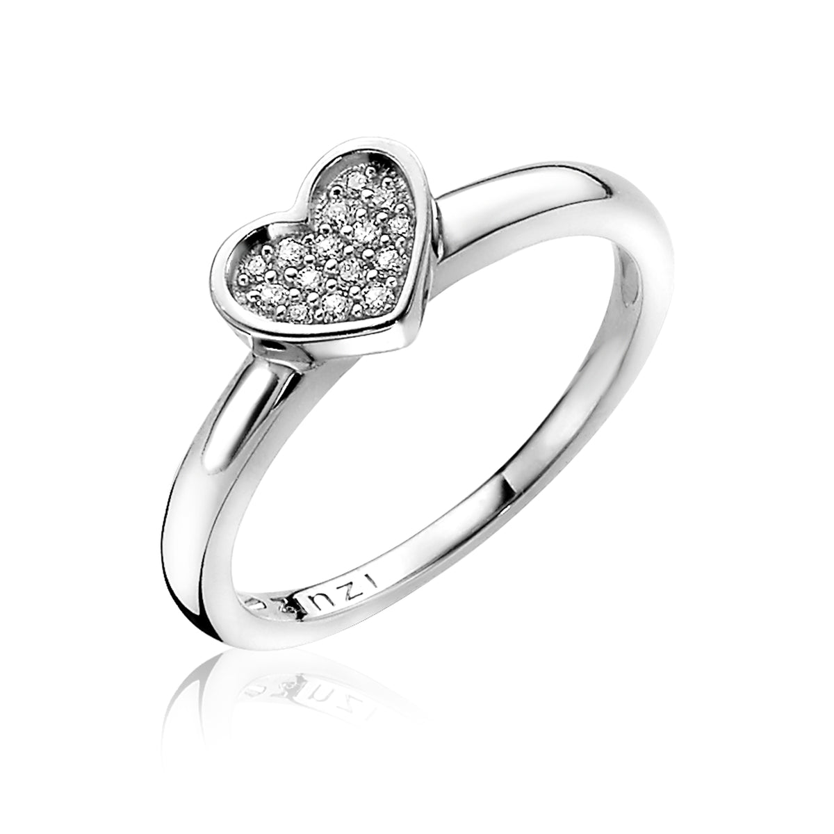 Anillo de plata con forma de corazón y detalles de circonitas brillantes.