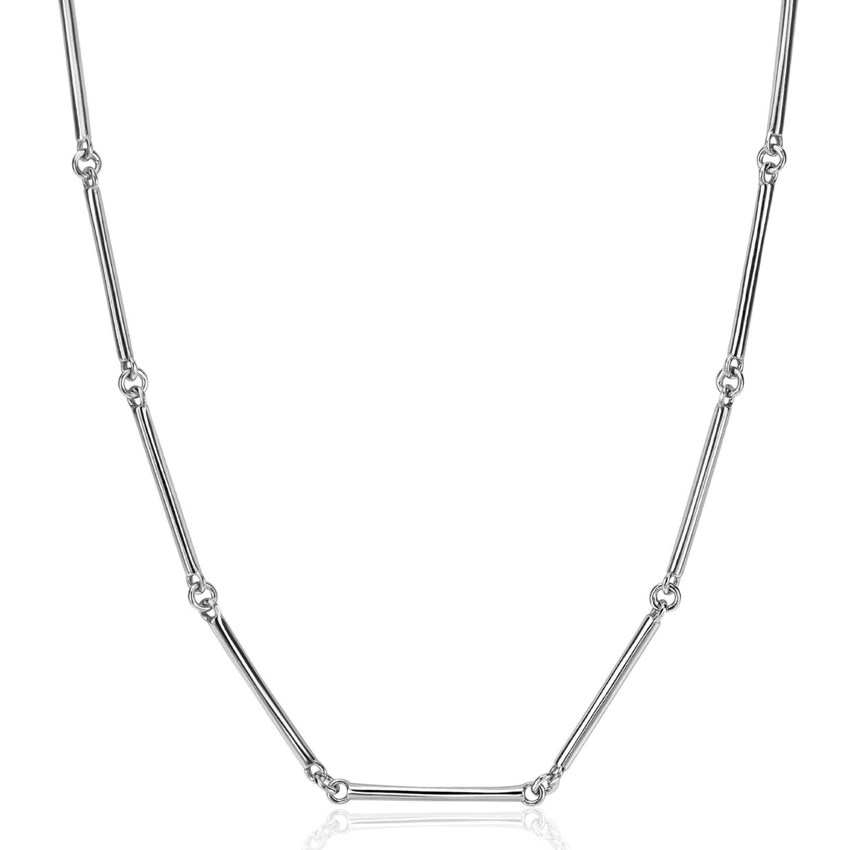 Cadena de plata con eslabones alargados y detalles intercalados.