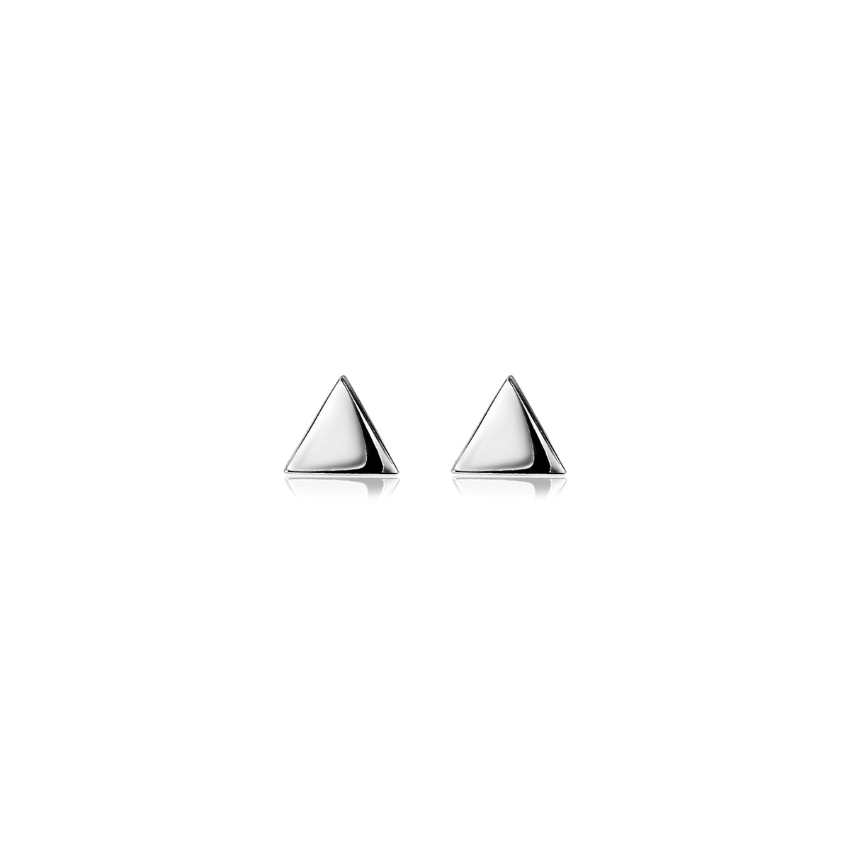 Pendientes de plata en forma de triángulo con acabado pulido.