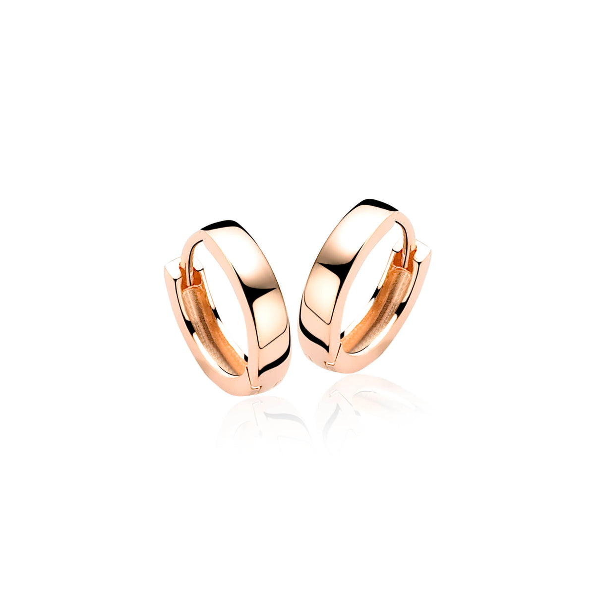 Pendientes de aro chapados en oro, con un diseño liso y brillante.