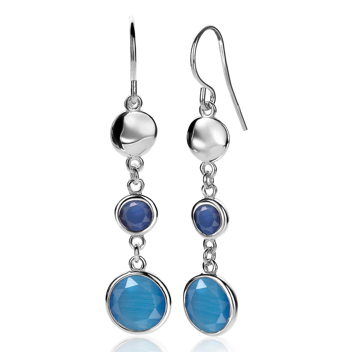Pendientes largos de plata con piedras azules facetadas y detalles circulares.