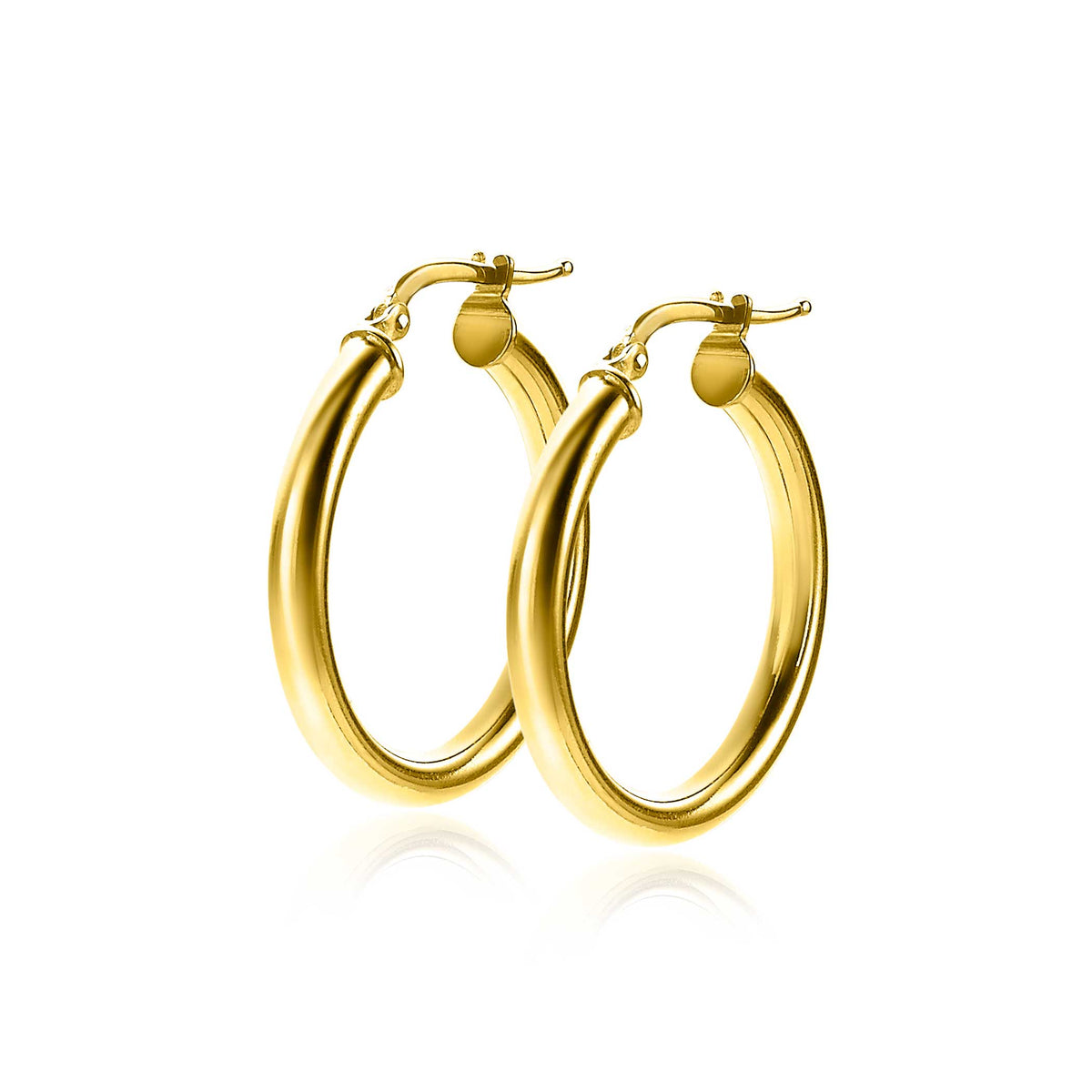 Pendientes de aro dorados con un acabado brillante y diseño sencillo.