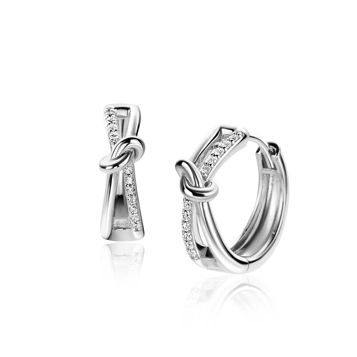 Pendientes de aro de plata con un diseño entrelazado y detalles de circonitas.