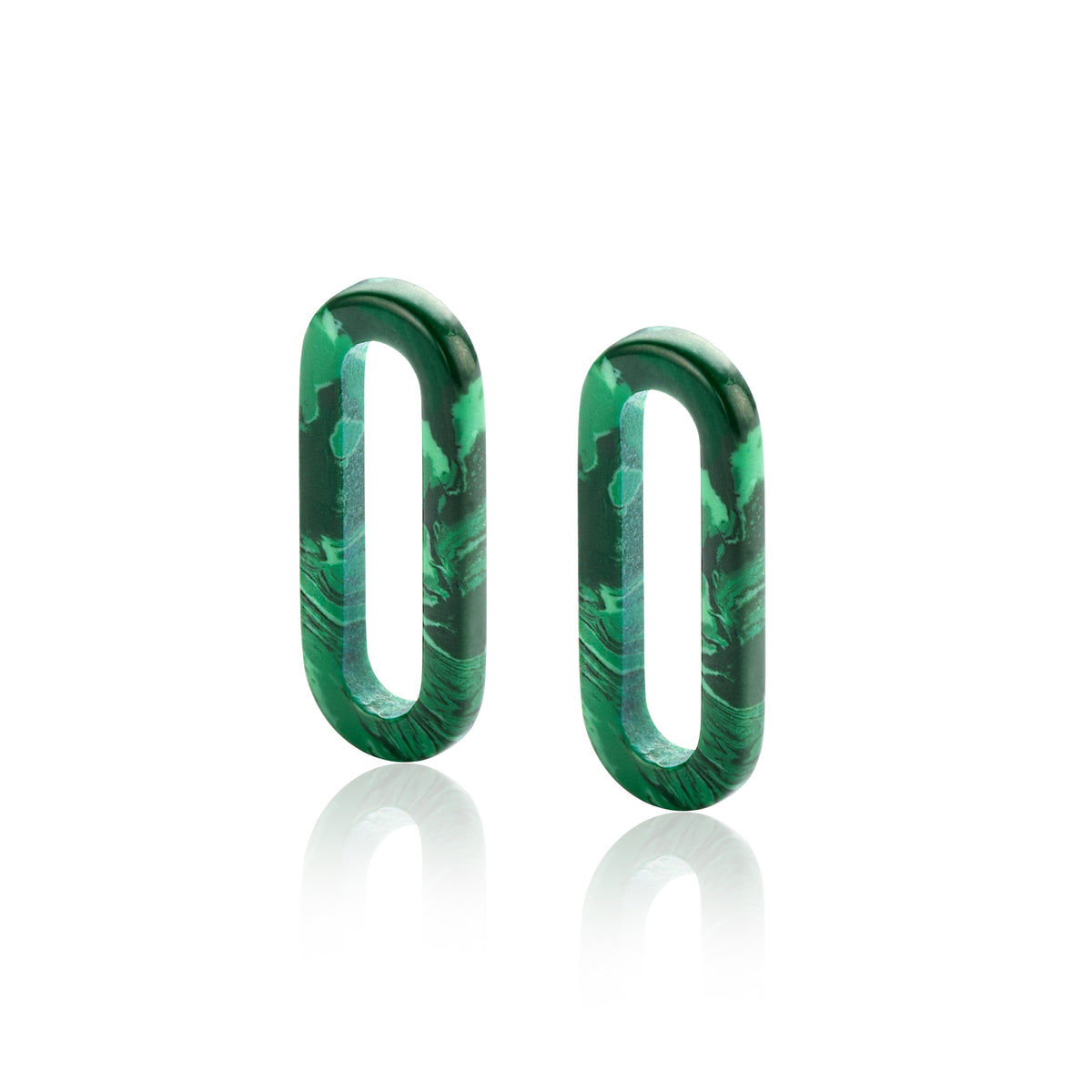 Pendientes largos verdes con un diseño rectangular y acabado brillante.