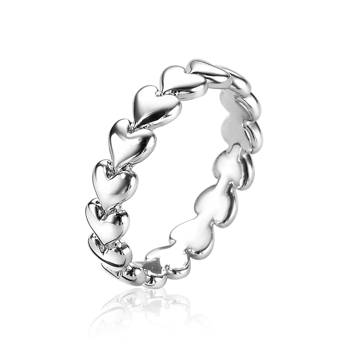 Anillo de plata con forma de corazones entrelazados.