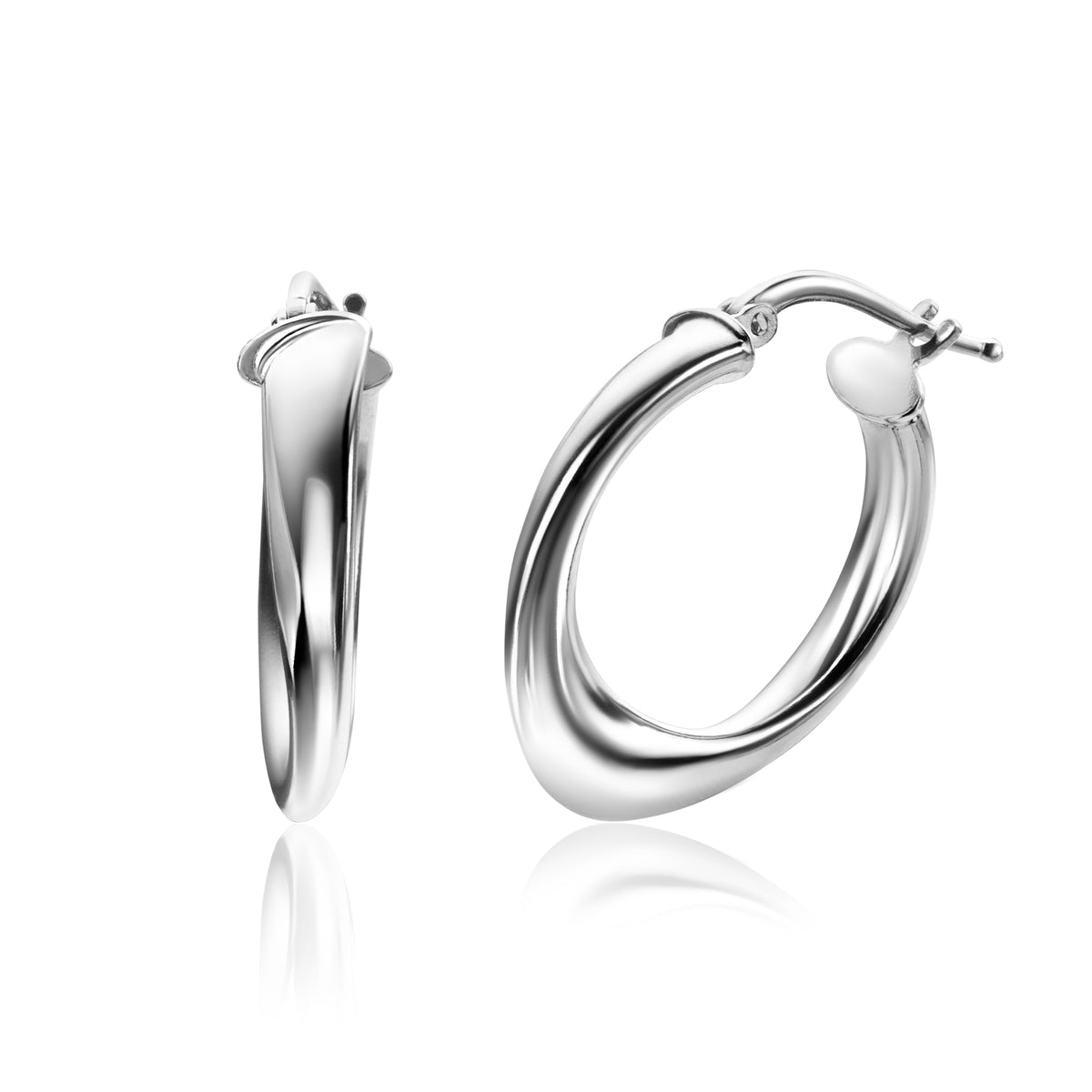 Pendientes de aro plateados con un diseño curvado y pulido.