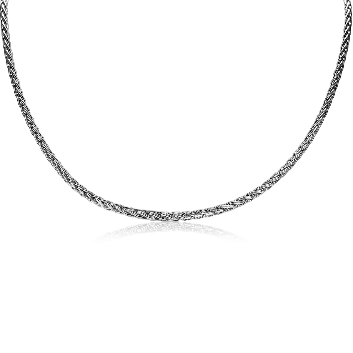 Cadena de plata con diseño trenzado y acabado brillante.