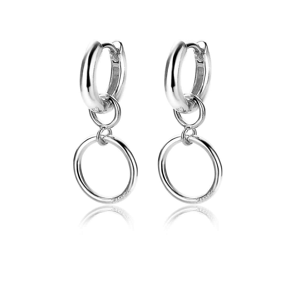 Pendientes de aro de plata con un diseño de doble anillo colgante.