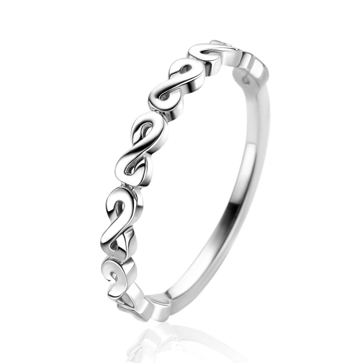 Anillo de plata con diseño entrelazado en forma de infinito.