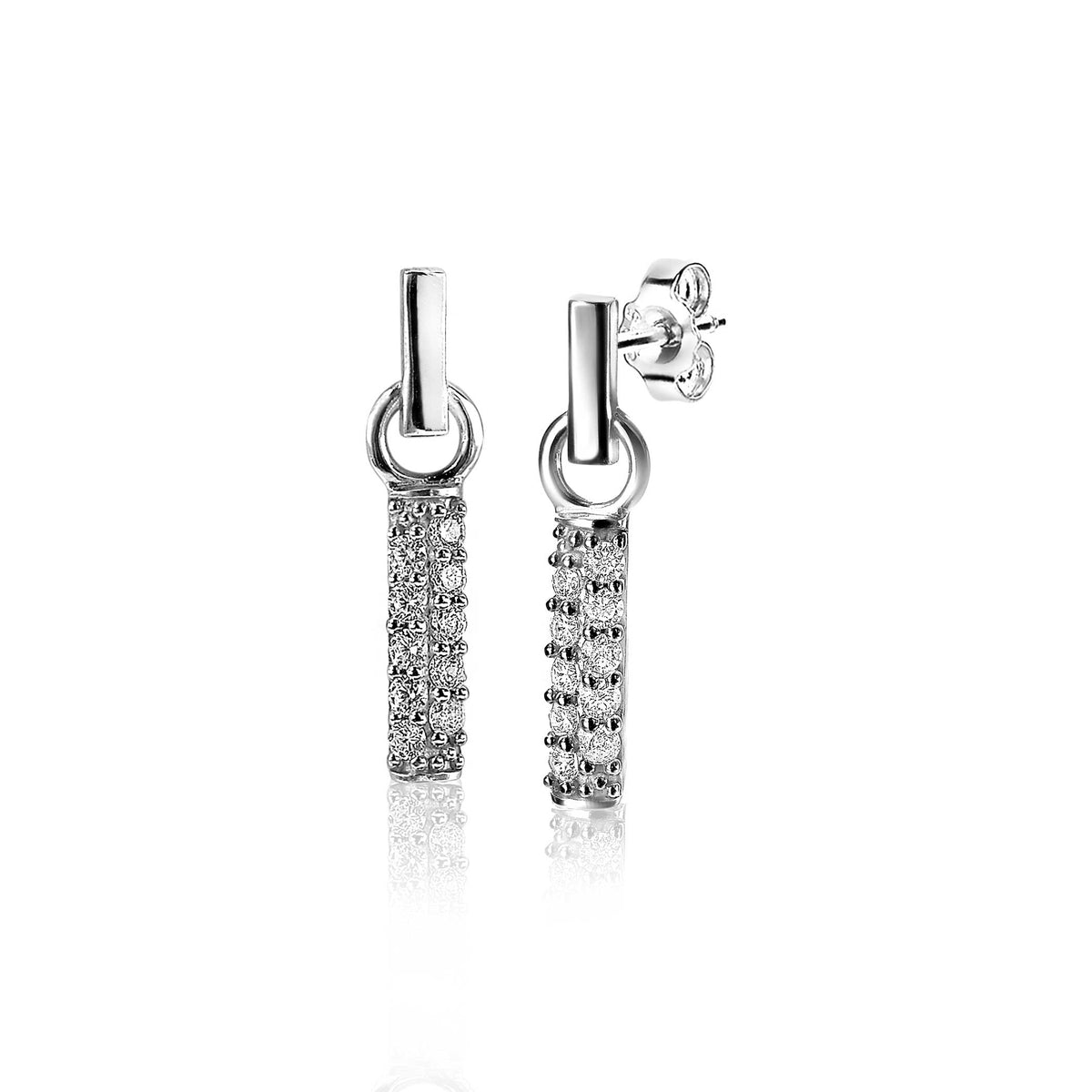 Pendientes largos de plata con detalles brillantes en forma de barra.