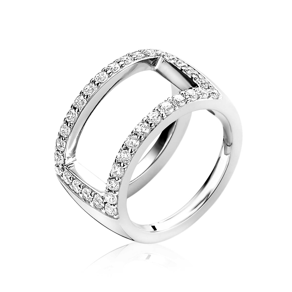 Anillo de plata con cristales brillantes en los bordes y diseño geométrico.