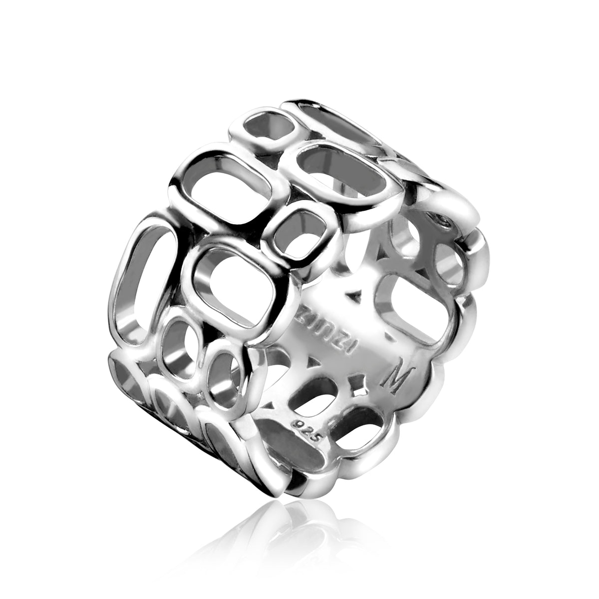 Anillo de plata con diseño abierto y formas ovaladas entrelazadas.