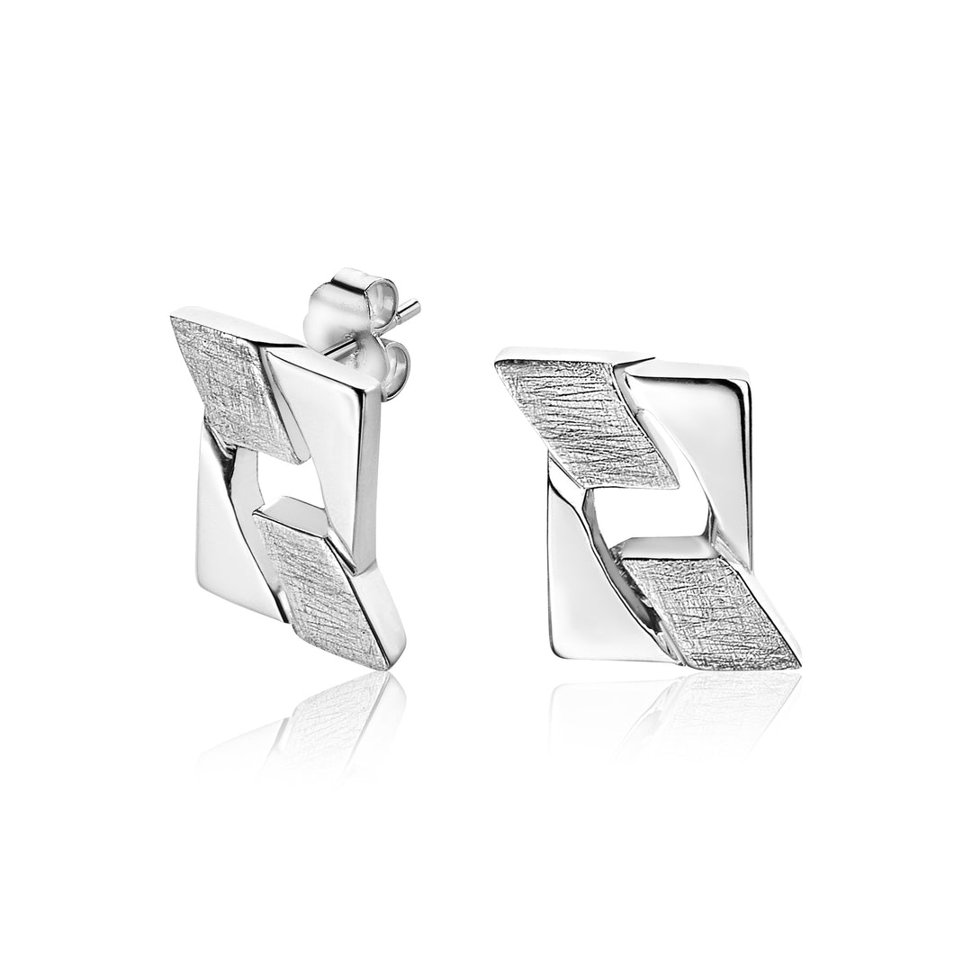 Deze Zinzi Oorbellen Zilver Mvo11 oorbellen hebben een moderne uitstraling met rechthoekige studs en hoekige, open gedraaide oorbellen in gepolijste en gestructureerde afwerkingen, weergegeven op een witte achtergrond voor eigentijdse verfijning.
