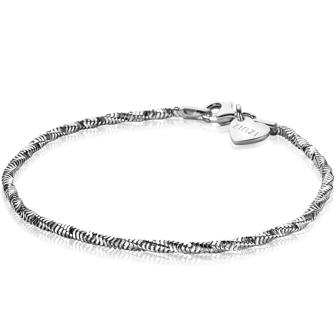 Maak kennis met de Zinzi Armband Zilver Zia2151: een stijlvolle zilveren schakelarmband met ingewikkeld geweven schakels in een Singapore schakel-ontwerp. Met een karabijnsluiting en een hartbedel met tekst erin gegraveerd, wordt dit gediamanteerd stuk elegant weergegeven op een effen witte achtergrond.