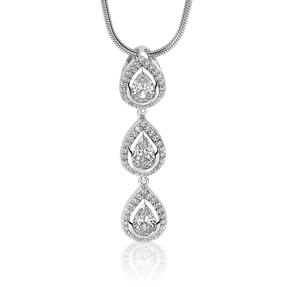 Colgante de plata con tres gotas brillantes, cada una rodeada de pequeñas piedras.