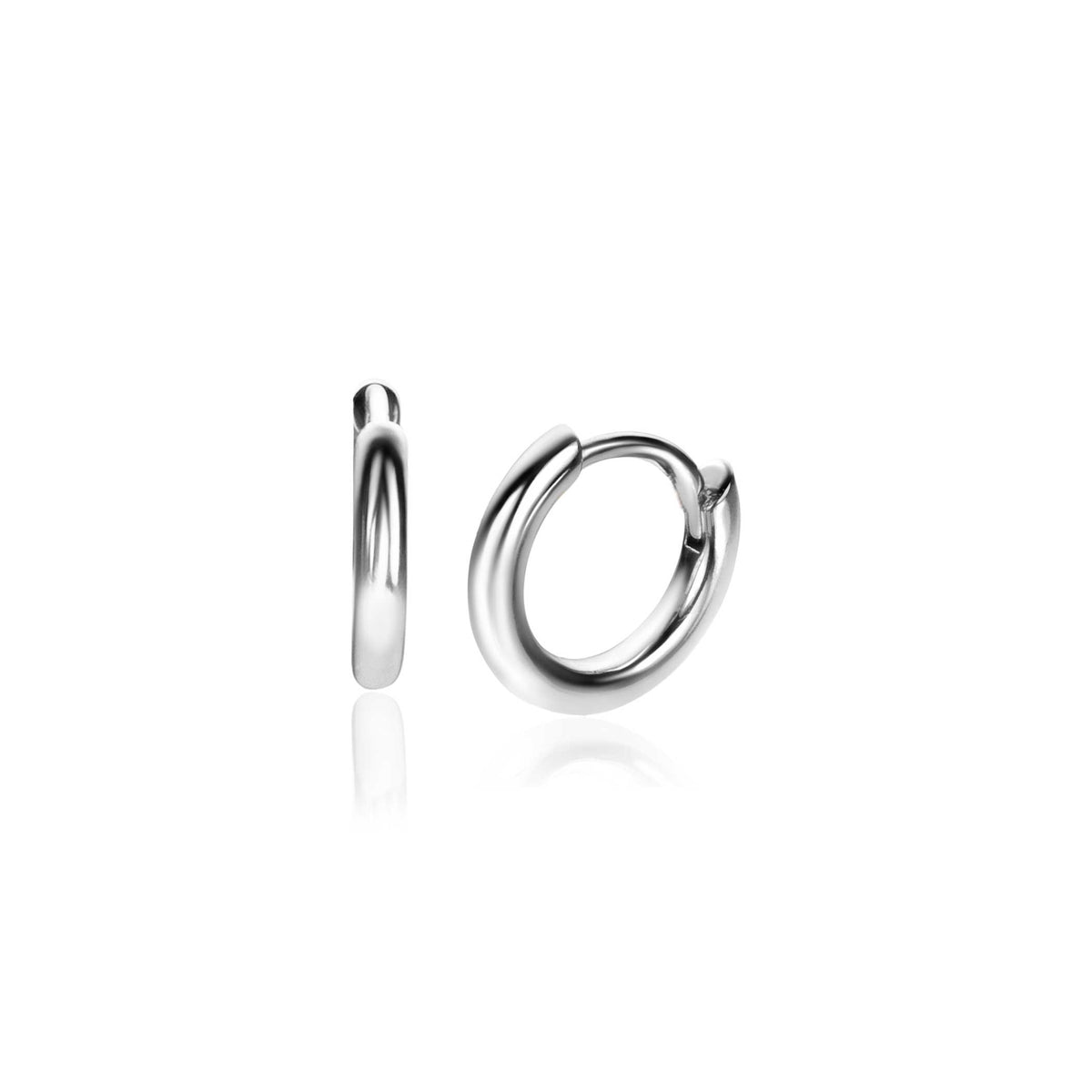 Pendientes de aro plateados con un diseño liso y moderno.
