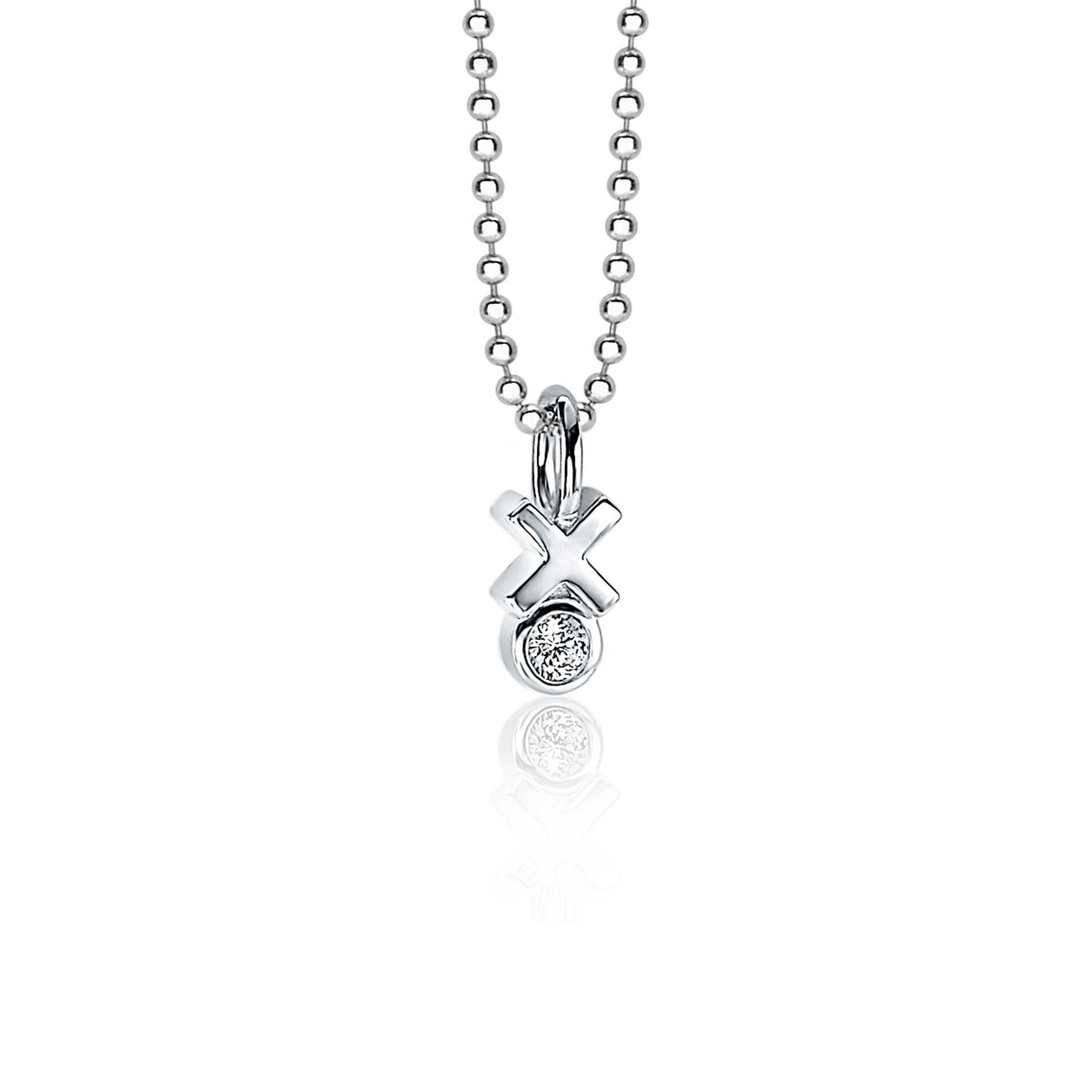 Colgante de plata con un diseño de cruz y una piedra brillante en la parte inferior.