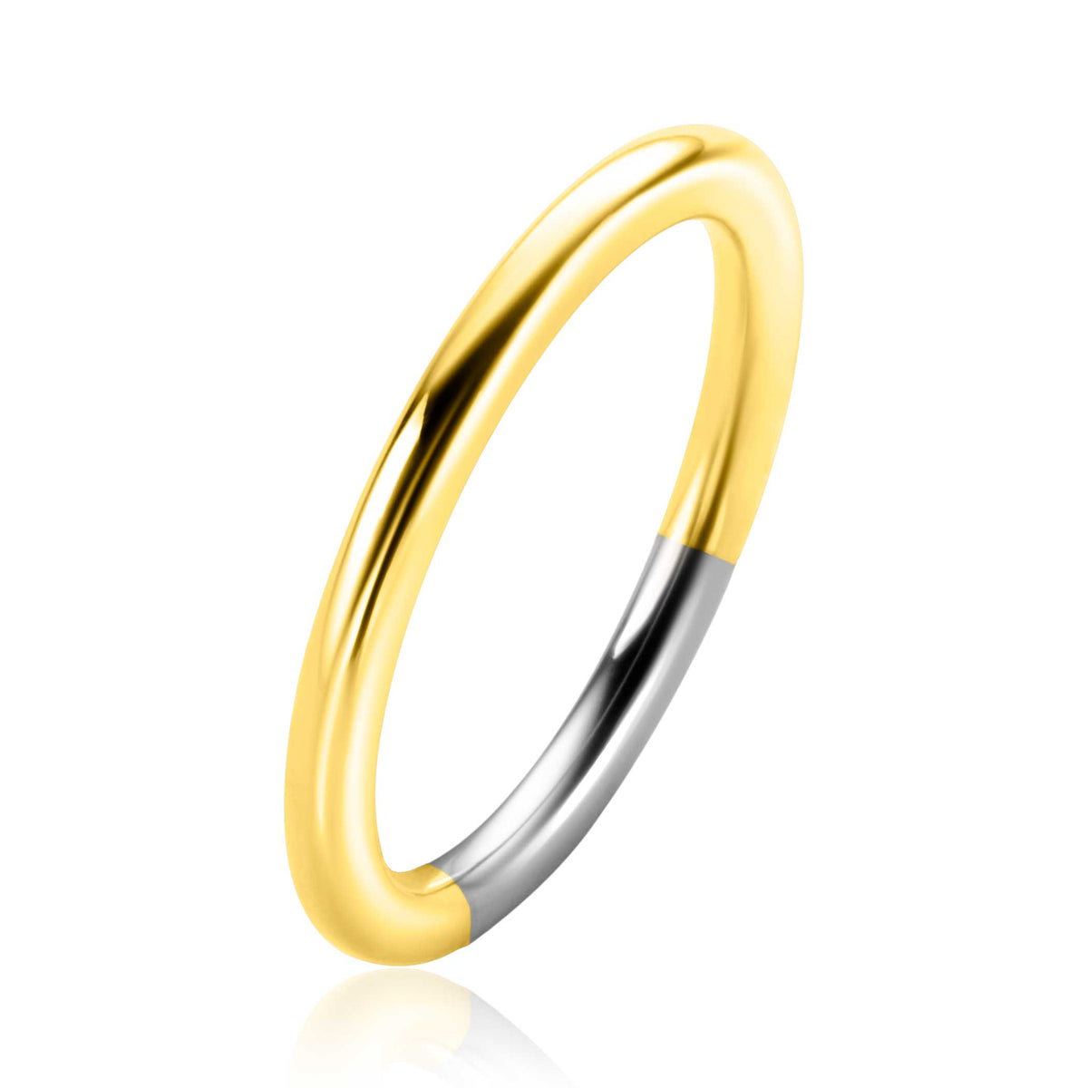 Anillo dorado con detalle plateado, de forma lisa y sencilla.