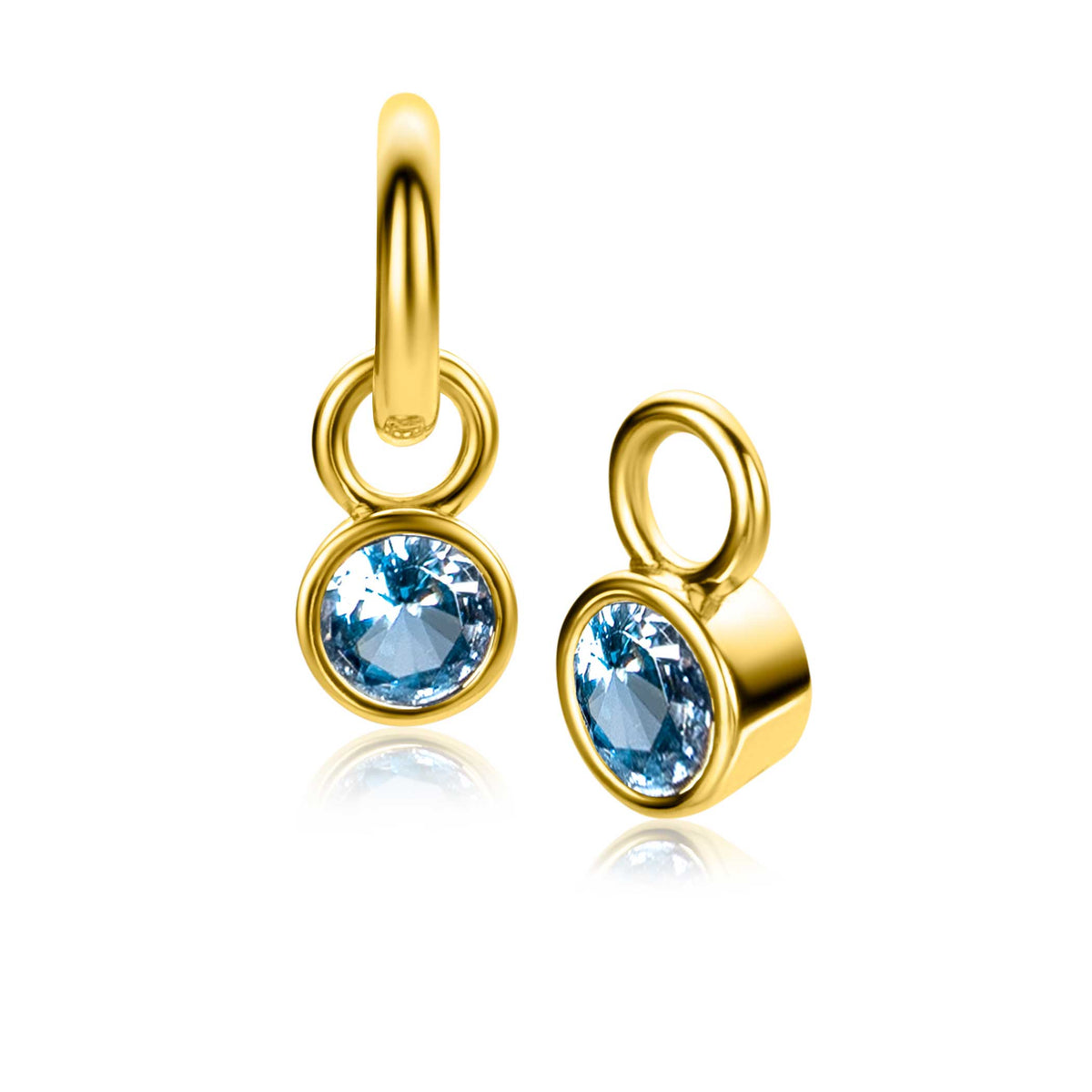 Pendientes de aro dorados con un charm que lleva un cristal azul.
