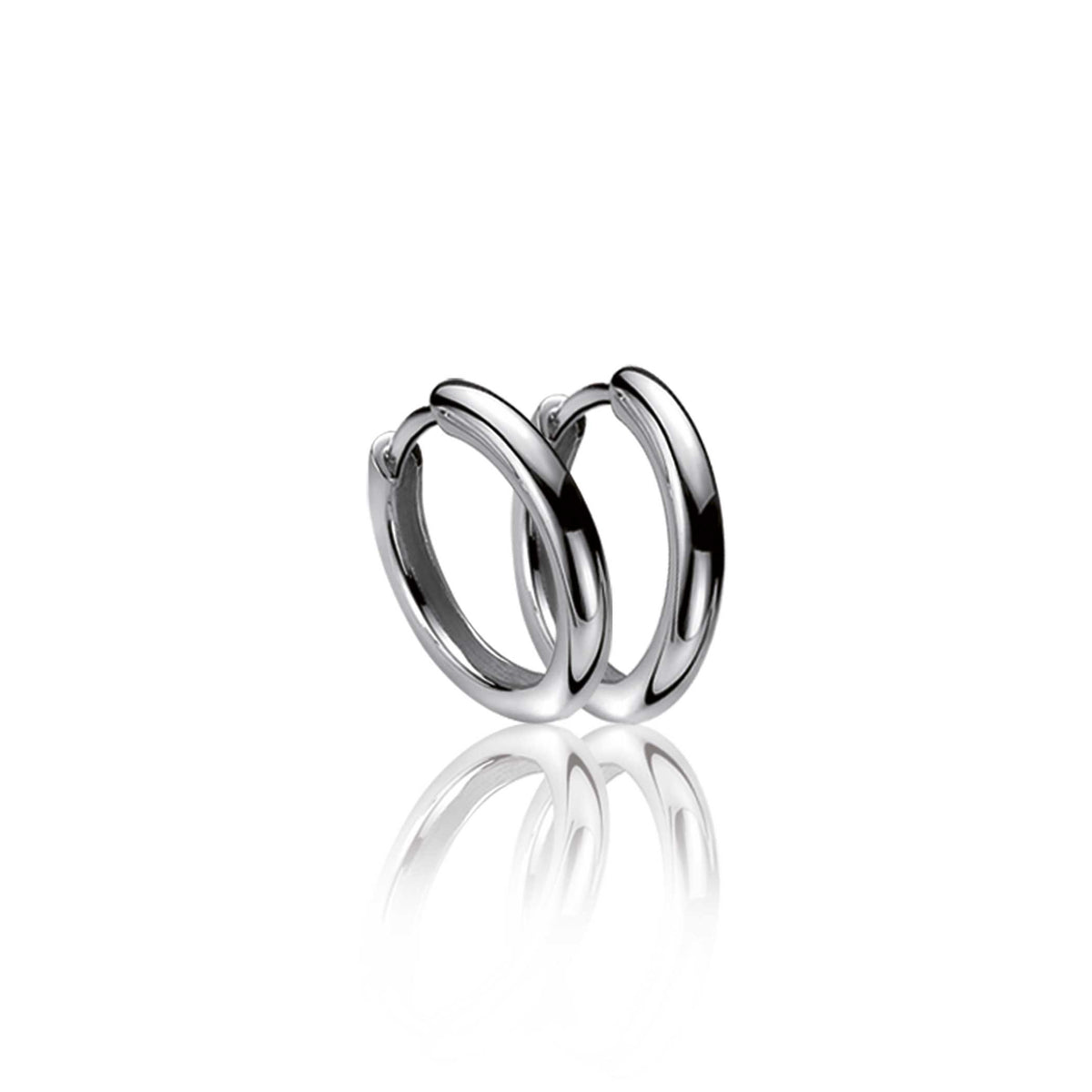 Pendientes de aro de plata con un diseño liso y brillante.