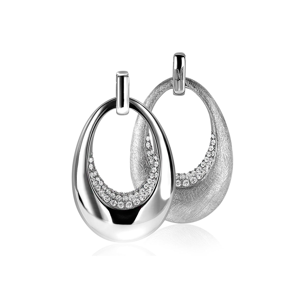 Pendientes de plata con forma ovalada y detalles de circonitas brillantes.