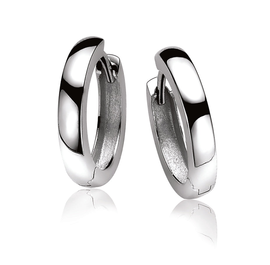 Pendientes de aro de plata con un acabado pulido y brillante.