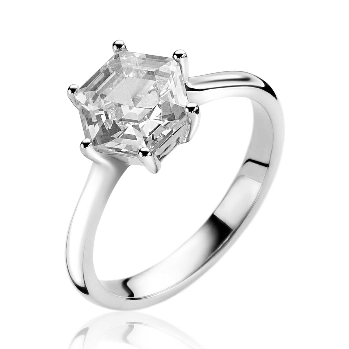 Anillo de plata con piedra central cuadrada y brillante.