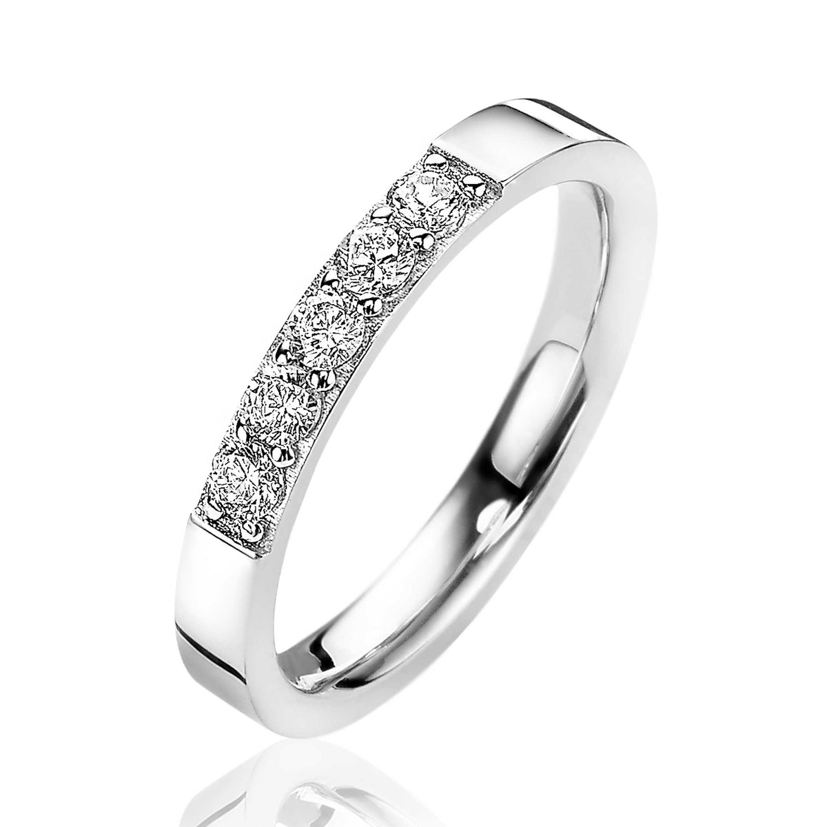 Anillo de plata con cinco diamantes engastados en la parte superior.