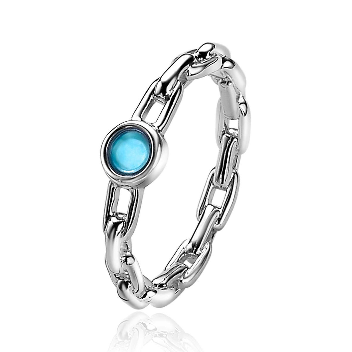 Anillo de plata con un diseño de eslabones y una piedra azul en el centro.