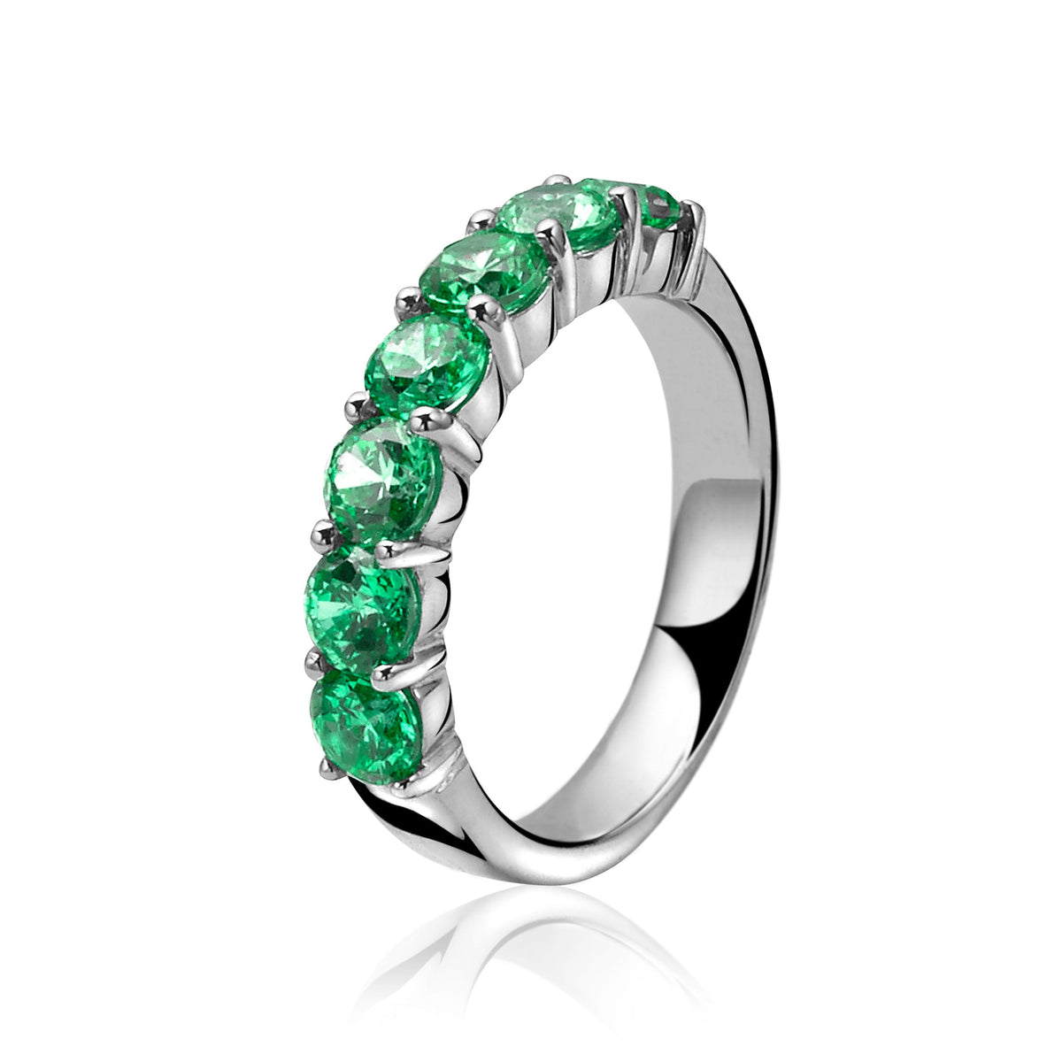 Anillo de plata con piedras verdes engastadas en fila.